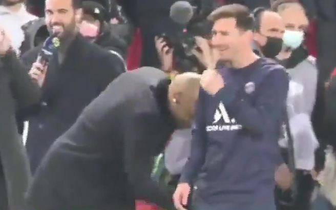 Thierry Henry &quot;đánh yêu&quot; vào mông Messi, bình luận viên bật cười ngay trên sóng truyền hình