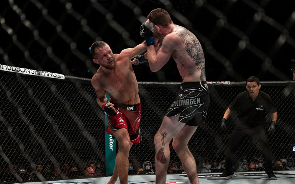 Những điểm nhấn sau sự kiện UFC 267: Teixeira tạo ra lịch sử, Yan hướng tới ngày phục thù trước Sterling