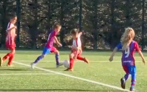 Tiểu Messi 7 tuổi của Barcelona gây sốt với khoảnh khắc solo qua 5 cầu thủ và ghi bàn trong hoàn cảnh đặc biệt