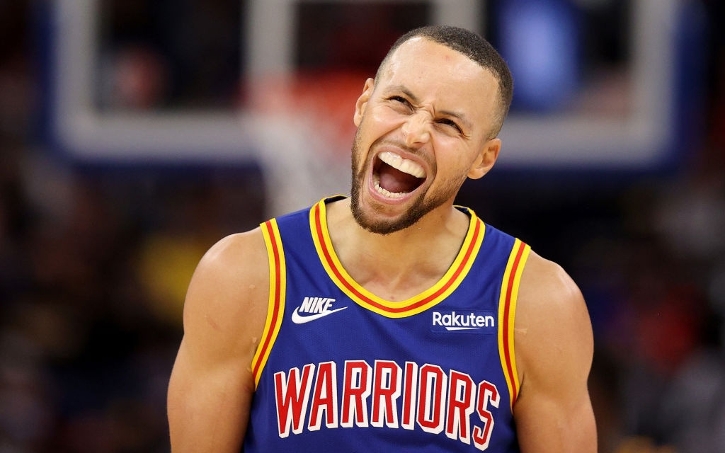 Stephen Curry huỷ diệt Chicago Bulls trong ngày trở thành tay ném vĩ đại nhất lịch sử NBA