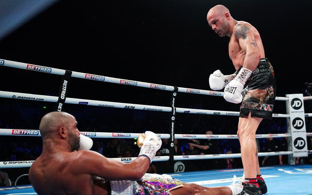 Kiko Martinez gây sốc với chiến thắng bằng knock-out trước Kid Galahad, giành về đai IBF thế giới