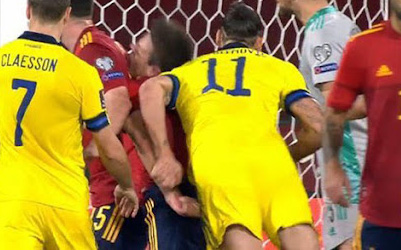 Tức giận vì Thụy Điển không được vào thẳng World Cup 2022, Ibrahimovic đánh lén Azpilicueta