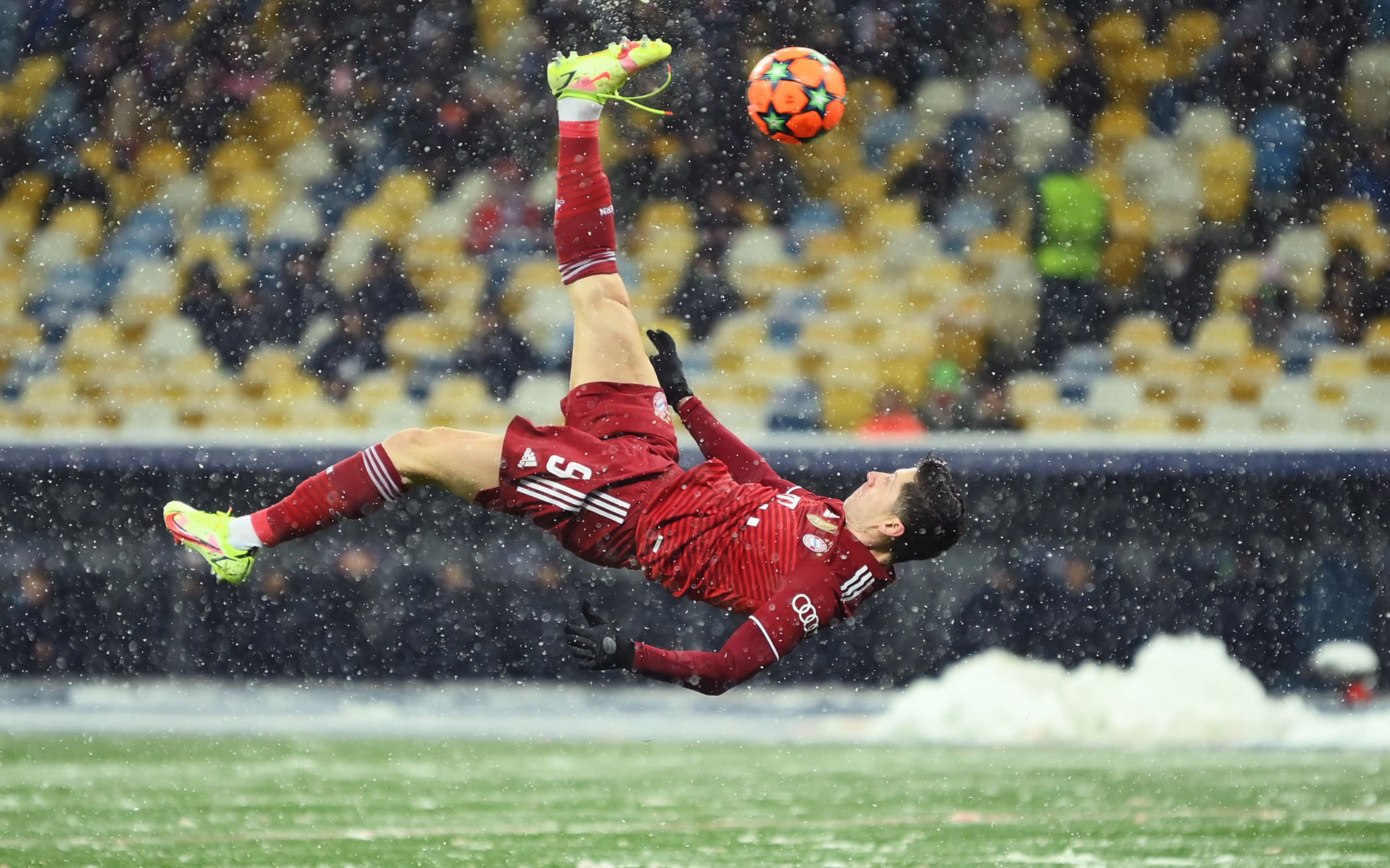 Lewandowksi lập siêu phẩm giúp Bayern Munich giành vé vào vòng 1/8 Champions League