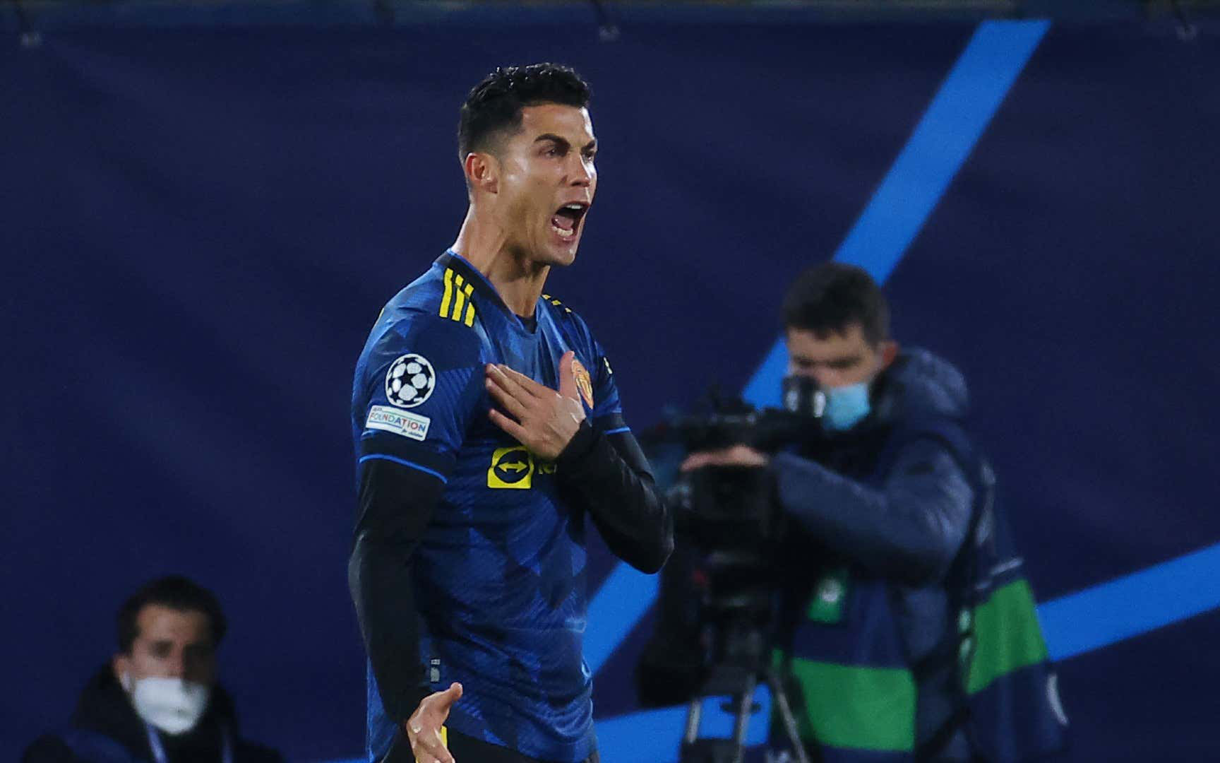 Bàn thắng đưa MU vào knock-out Champions League giúp Ronaldo lập thêm kỷ lục