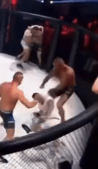 Hỗn loạn tại trận MMA 5 đấu 5: Võ sĩ bị đánh bất tỉnh nhưng không được can ngăn - Ảnh 2.