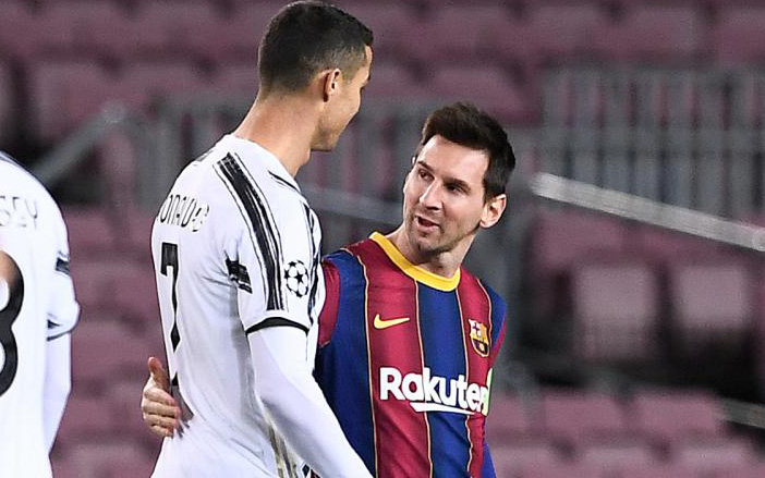 Ronaldo chính thức &quot;giương cờ trắng&quot; trong cuộc đua với Messi?