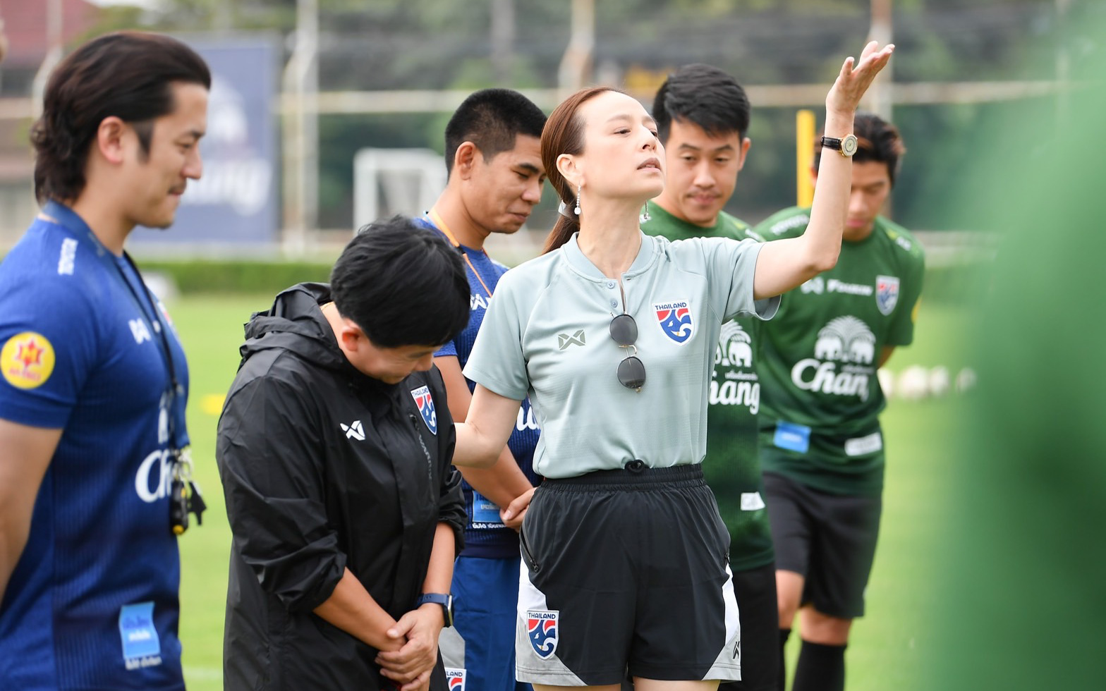 Nữ trưởng đoàn Thái Lan dùng tiền động viên cầu thủ trước ngày lên đường dự AFF Cup 2020