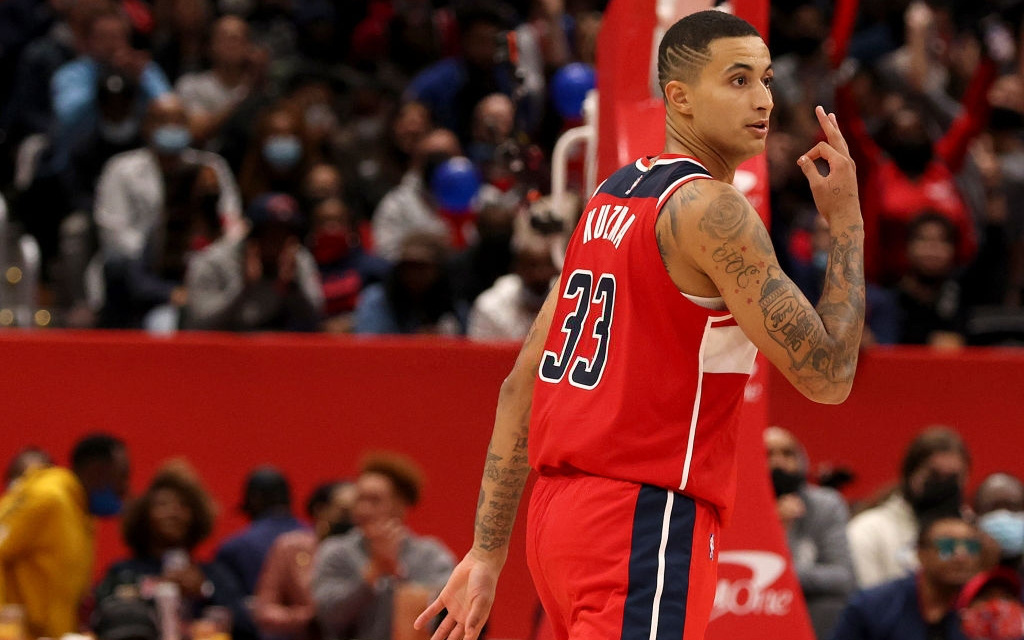 Bản hợp đồng triệu đô đầu tiên tại NBA được Kyle Kuzma sử dụng ra sao?