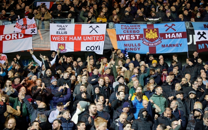 Rùng rợn: Fan West Ham mất ngón tay vì ăn mừng bàn thắng trên sân khách - Ảnh 4.