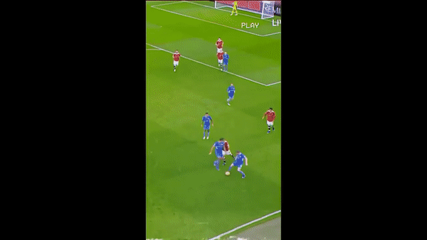Ức chế vì MU thua Man City, Ronaldo phi gầm giày vào chân De Bruyne - Ảnh 1.