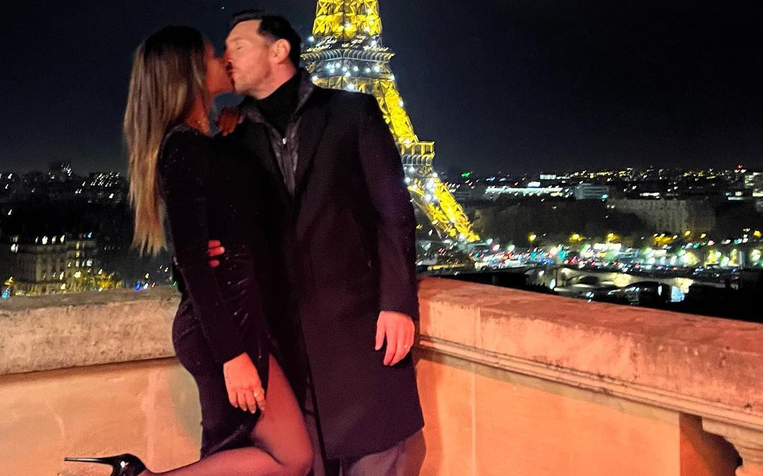 Messi say đắm &quot;khóa môi&quot; vợ giữa trời thu Paris thơ mộng