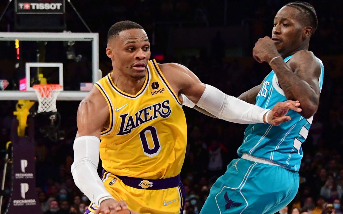 Cãi trọng tài, Los Angeles Lakers suýt thua trước màn quật khởi của Charlotte Hornets