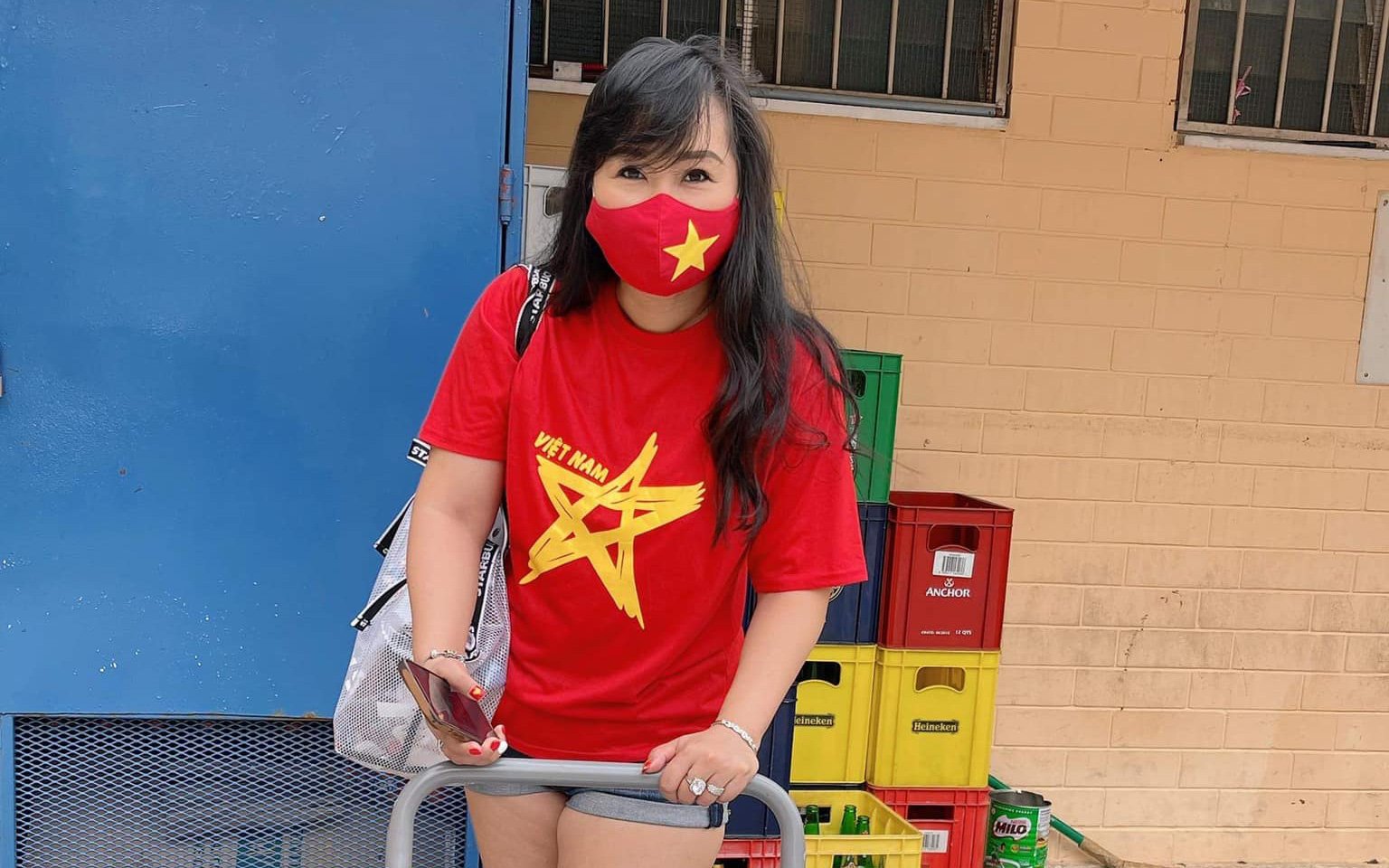 Fan Việt ở Singapore nấu cháo tiếp sức cho các cầu thủ trước trận gặp tuyển Malaysia