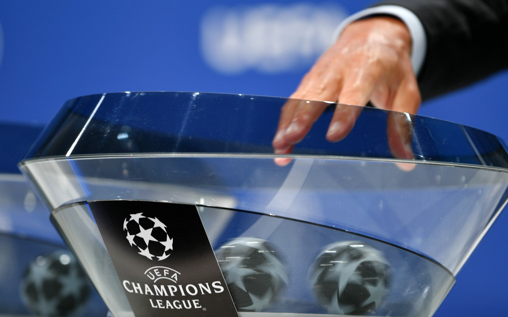 Hành động mờ ám bị tố giác, UEFA muối mặt cho bốc lại vòng 1/8 Champions League