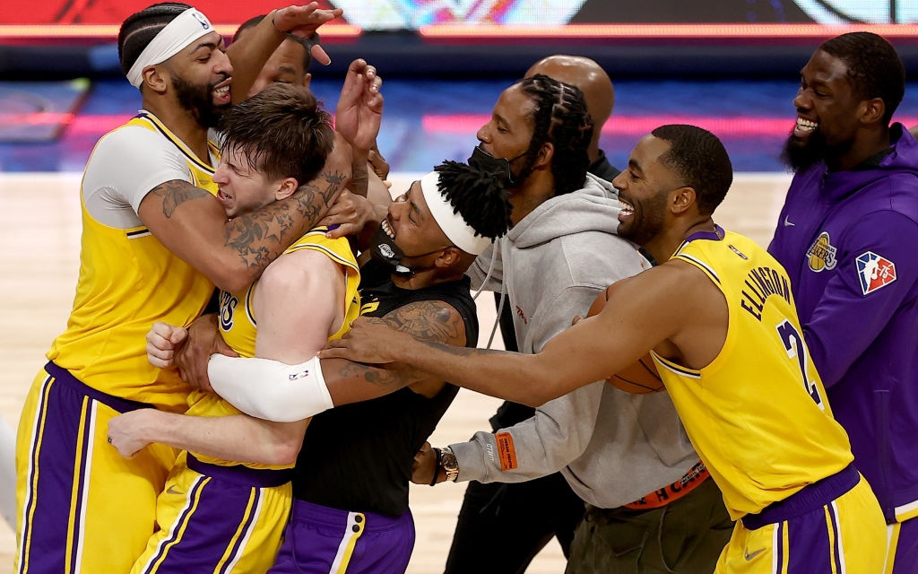 Austin Reaves thực hiện game-winner thành công, giúp Lakers vượt qua Mavericks kịch tính ở hiệp phụ