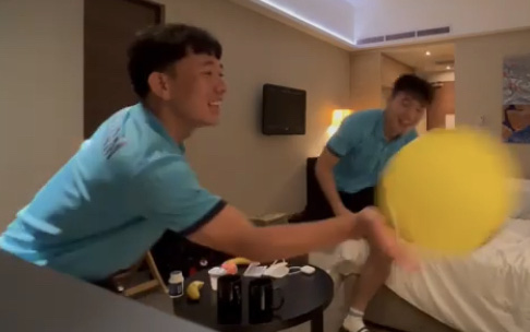 Minh Vương và Xuân Trường chơi bóng bay giải trí trong phòng