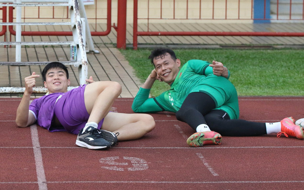 Duy Mạnh nằm dài nghỉ ngơi, Phan Văn Đức biểu cảm kỳ lạ khi "buôn chuyện" với Tiến Dũng