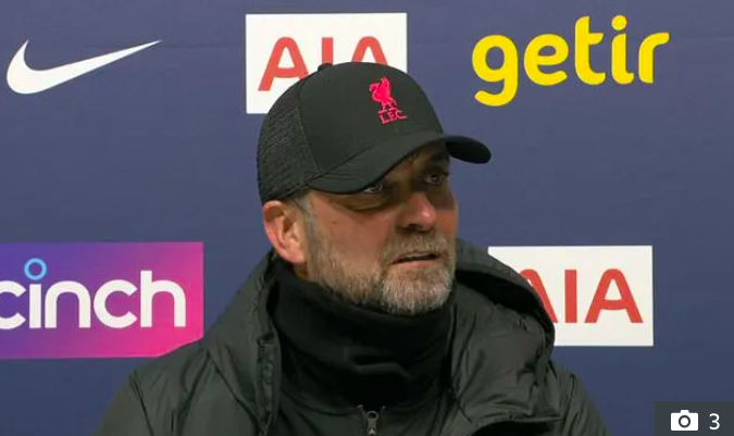 HLV Klopp chỉ trích Tottenham vì không để nước rửa tay trong phòng họp báo - Ảnh 1.