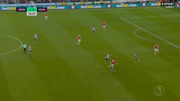 Cay cú vì MU bị dẫn trước, Ronaldo lên gối thô bạo suýt trúng mặt cầu thủ Newcastle - Ảnh 1.