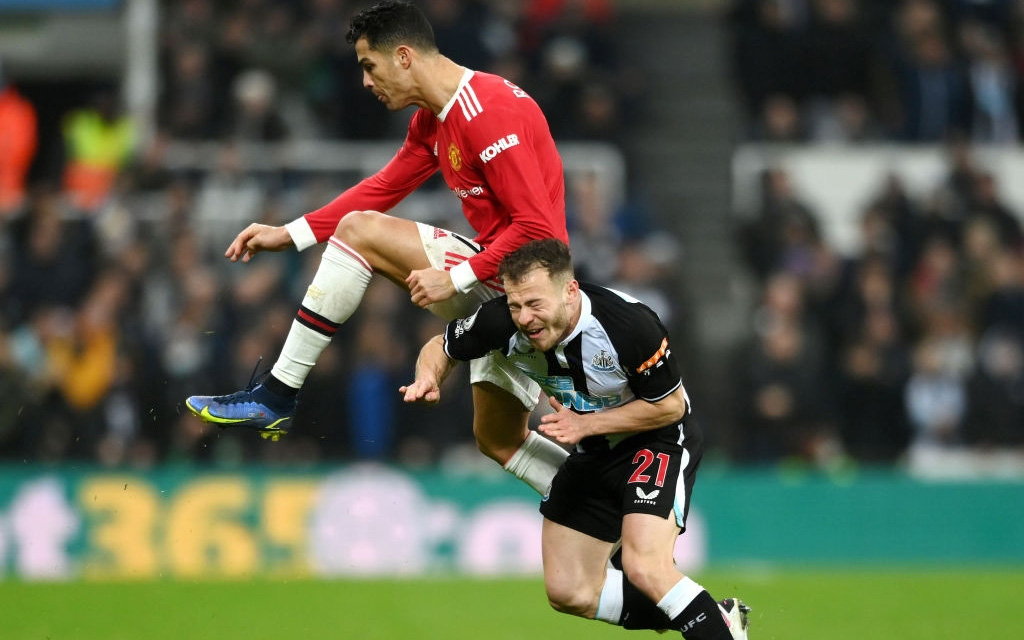 Ronaldo bỏ bóng đá người, lên gối thô bạo suýt trúng mặt cầu thủ Newcastle