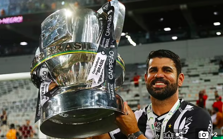 Cưỡi siêu xe xưa rồi, Diego Costa còn lái máy cày diễu phố