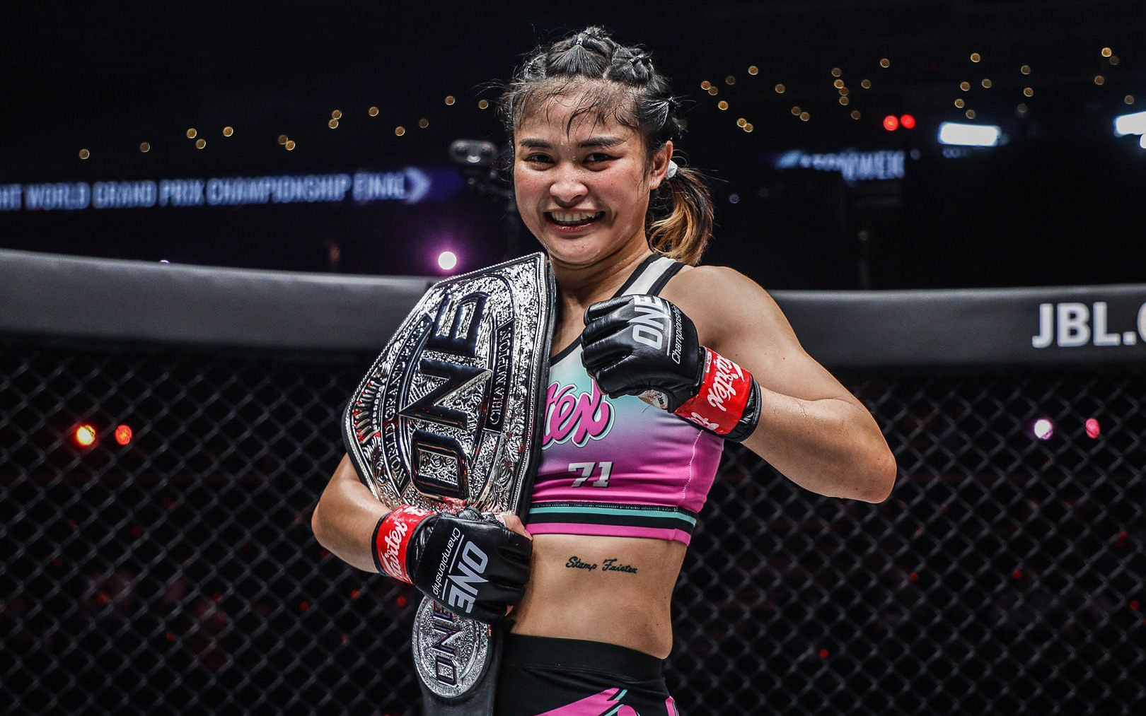 &quot;Đả nữ&quot; Stamp Fairtex xuất sắc hạ Ritu Phogat bằng đòn khóa bẻ tay, giành đai Grand Prix của ONE