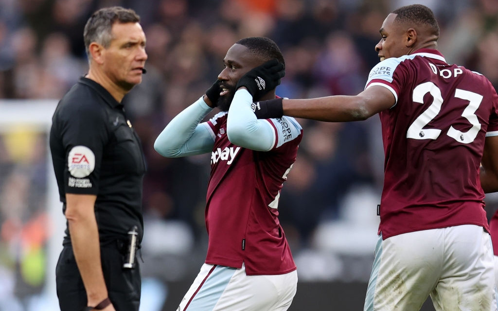 Hai lần dẫn trước, Chelsea vẫn cay đắng để West Ham đánh bại bằng &quot;siêu phẩm từ trên trời rơi xuống&quot;