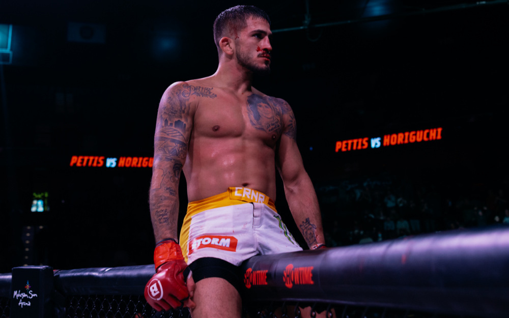 Sergio Pettis hạ đo ván Kyoji Horiguchi bằng &quot;cú KO của năm&quot;, bảo vệ thành công đai vô địch Bellator