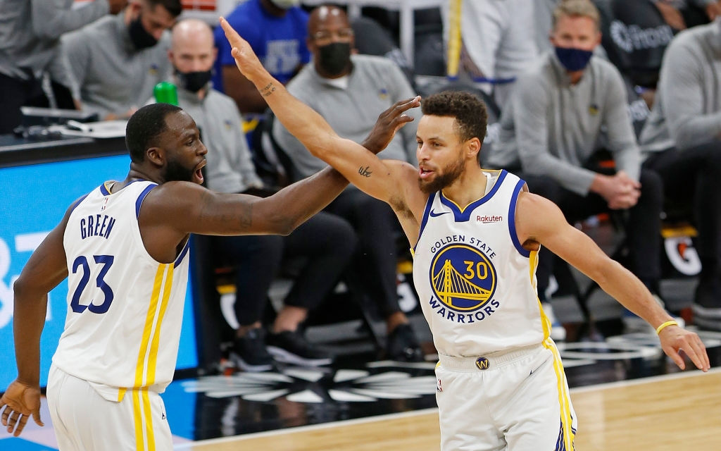 Stephen Curry toả sáng trong ngày Golden State Warriors phục thù