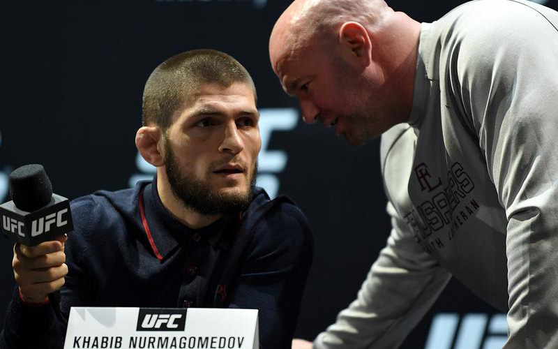 Dana White khẳng định Khabib vẫn là nhà vô địch hạng nhẹ, xác nhận sẽ tiếp tục thuyết phục "Đại bàng" trở lại