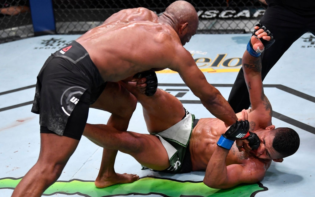 Kamaru Usman hạ đo ván người bạn tập cũ Gilbert Burns, bảo vệ thành công đai bán trung của UFC