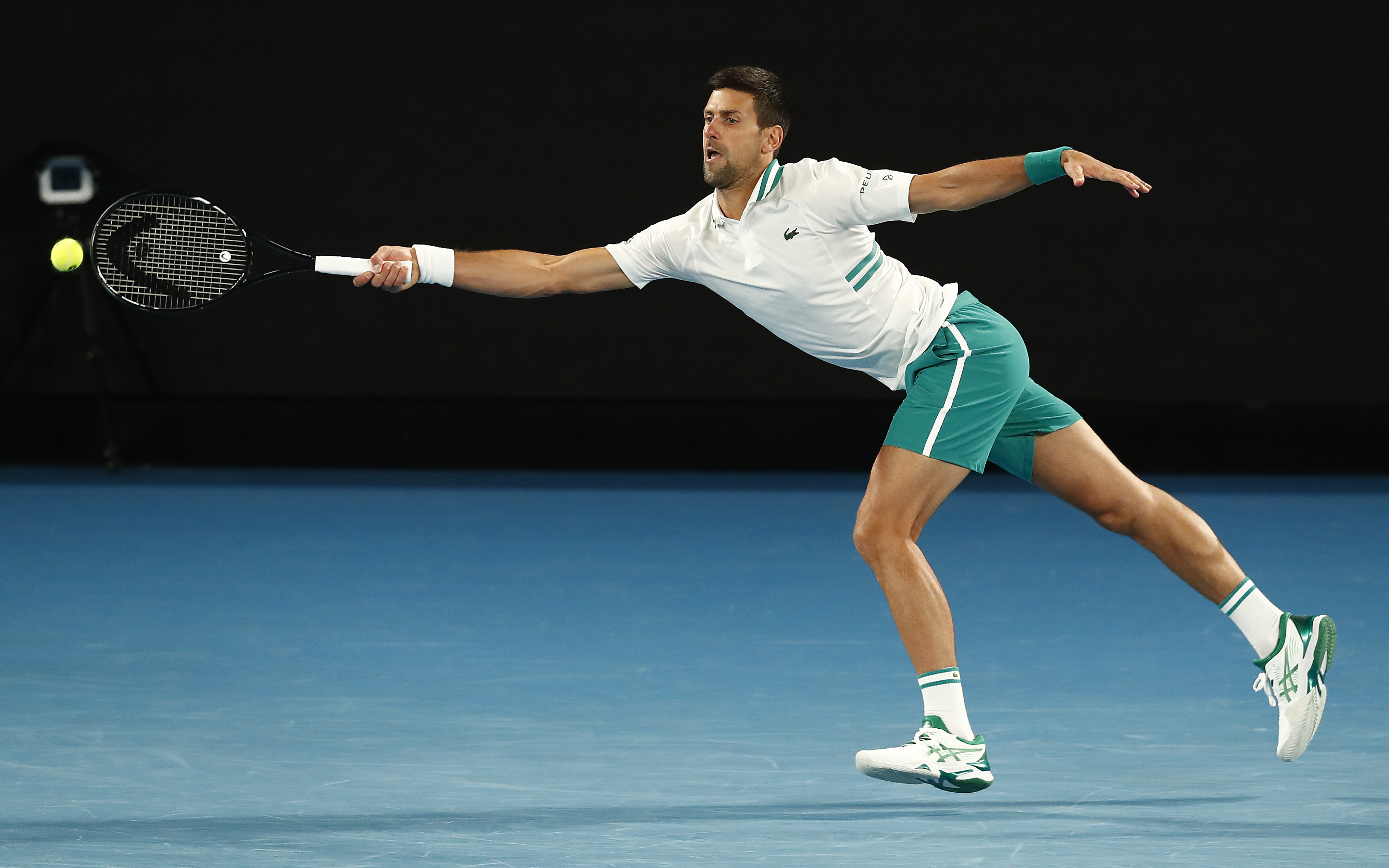 Novak Djokovic nén đau vào tứ kết Australian Open