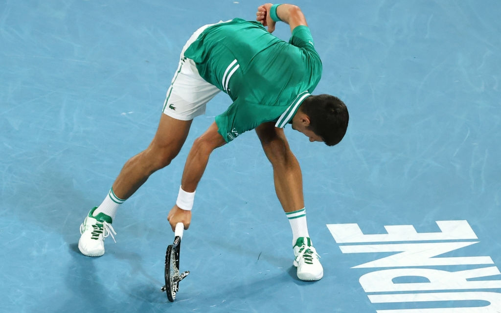 Novak Djokovic điên cuồng đập vợt trong trận thắng Zverev