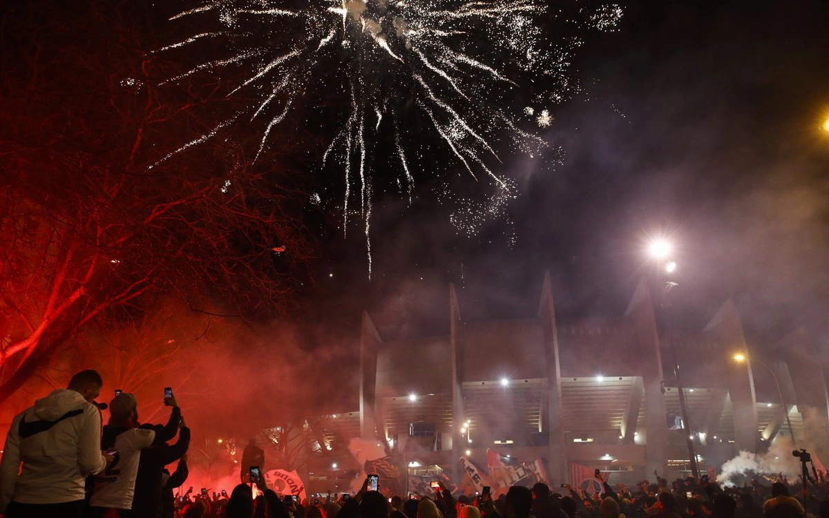Fan Barca đốt pháo sáng tưng bừng ở khách sạn PSG trú quân