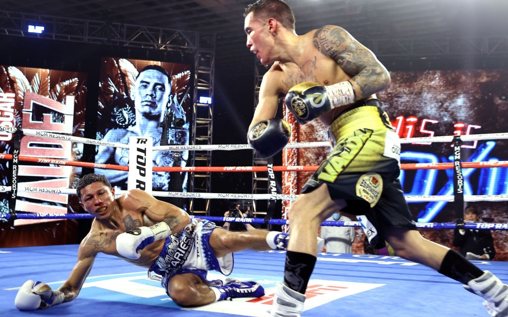 Hạ đo ván thuyết phục Miguel Berchelt, tay đấm bất bại Oscar Valdez giành về chiếc đai WBC danh giá