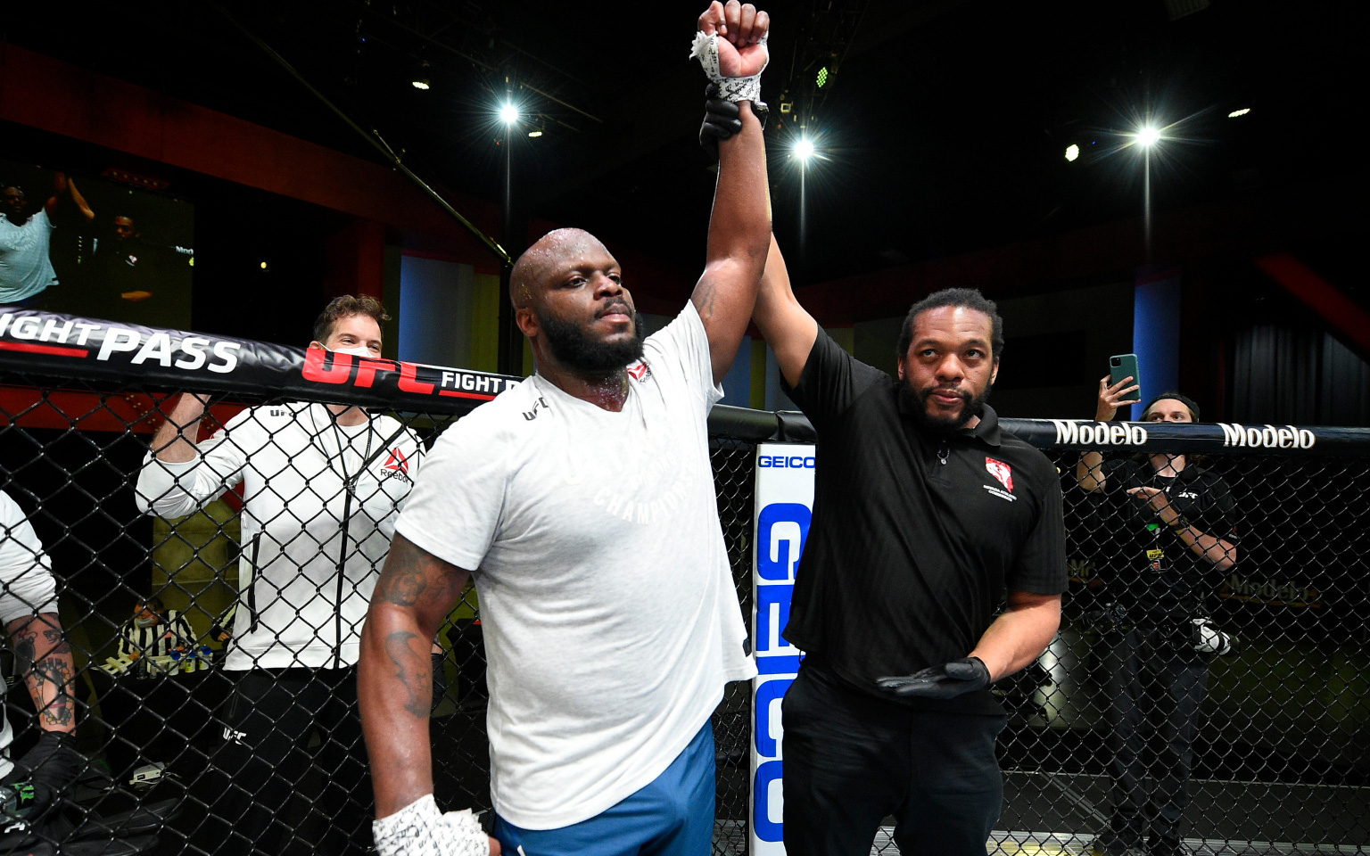 Derrick Lewis giải thích lý do tiếp tục tung đòn dù Curtis Blaydes đã bất tỉnh