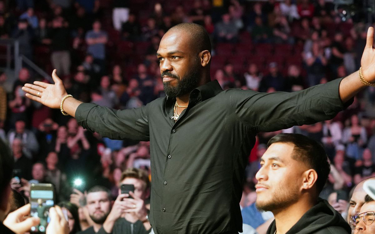 Jon Jones khoe sức mạnh khi trọng lượng chạm mức 115kg