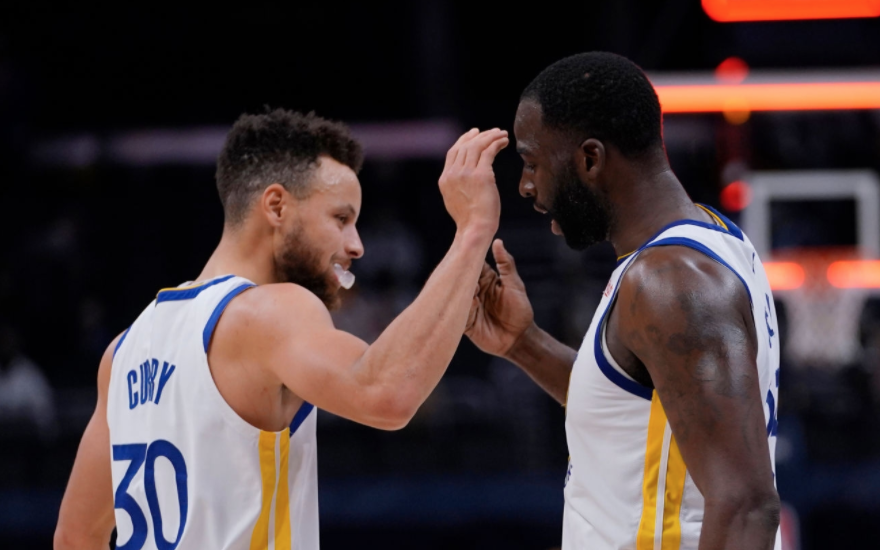 Golden State Warriors “dạo chơi” trước Charlotte Hornets trong ngày Draymond Green lập kỉ lục cá nhân