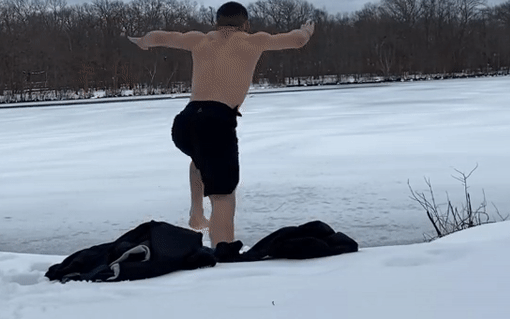 Võ sĩ nhận cái kết đắng sau khi cố lao xuống hồ đã đóng băng để thử một bài test về sức chịu đựng