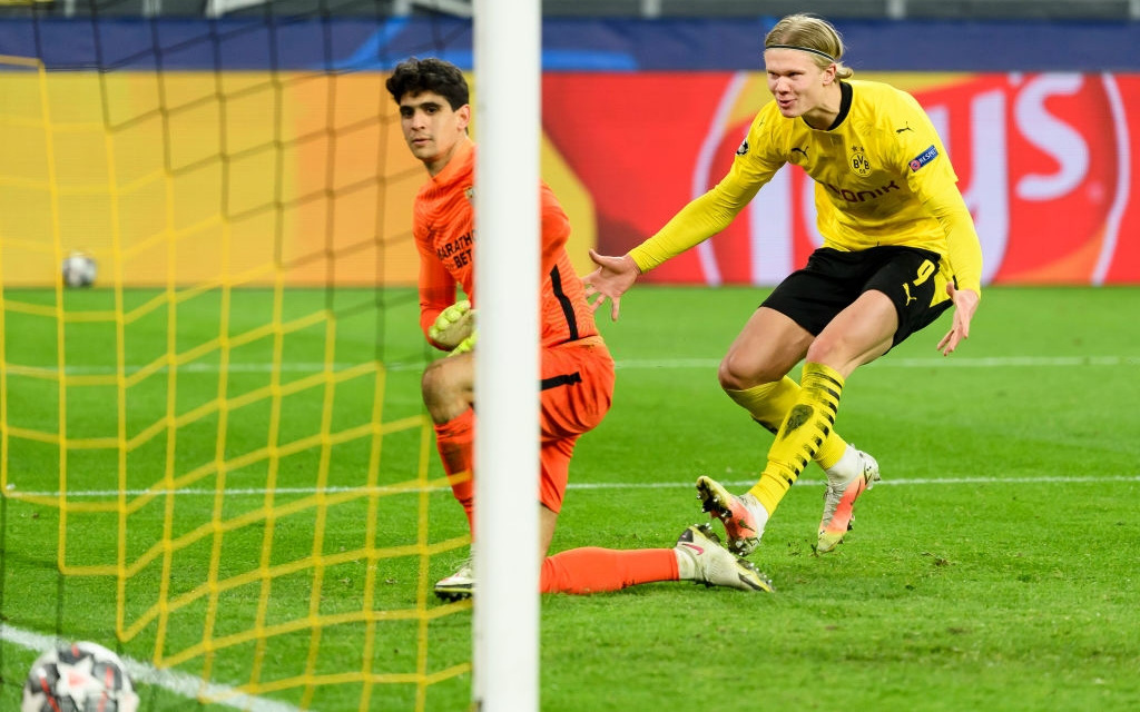 Erling Haaland hai lần sút tung lưới thủ môn trong một pha ghi bàn cho Dortmund