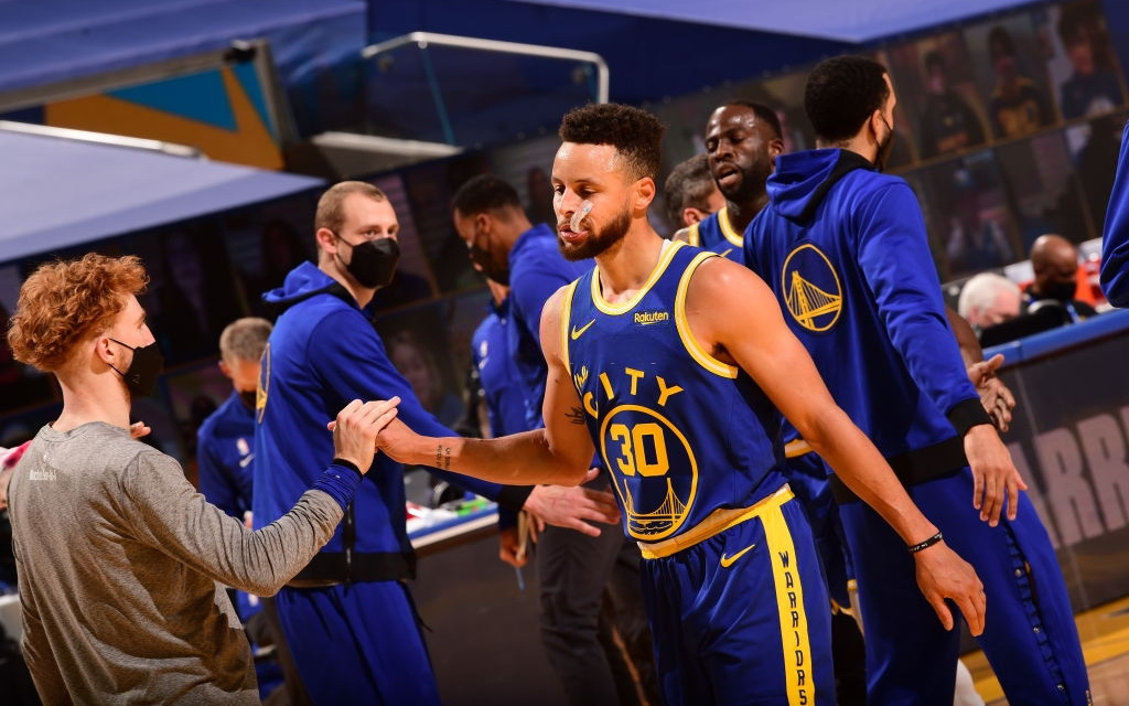 Stephen Curry lập kỉ lục, Golden State Warriors vẫn thảm bại trước Los Angeles Lakers