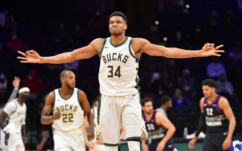 Bùng nổ ở nửa sau trận đấu, Milwaukee Bucks thu hẹp cách biệt với ngôi đầu miền Đông