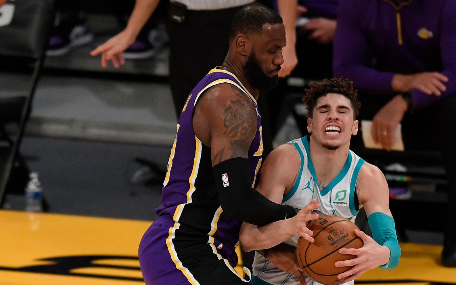 LeBron James khẳng định đẳng cấp trong lần đầu chạm trán LaMelo Ball