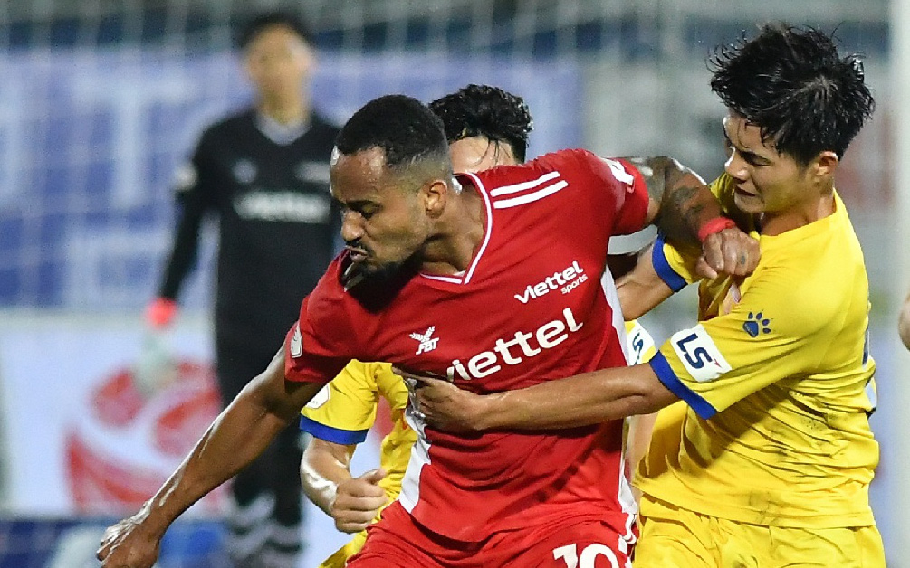 "Liên hoàn cùi chỏ" của ngoại binh Viettel FC khiến hai cầu thủ Nam Định nhăn nhó
