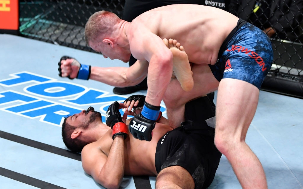 Trọng tài UFC hứng cơn mưa chỉ trích vì để võ sĩ đấm đối thủ đang bất tỉnh đến mức bay bảo hộ răng