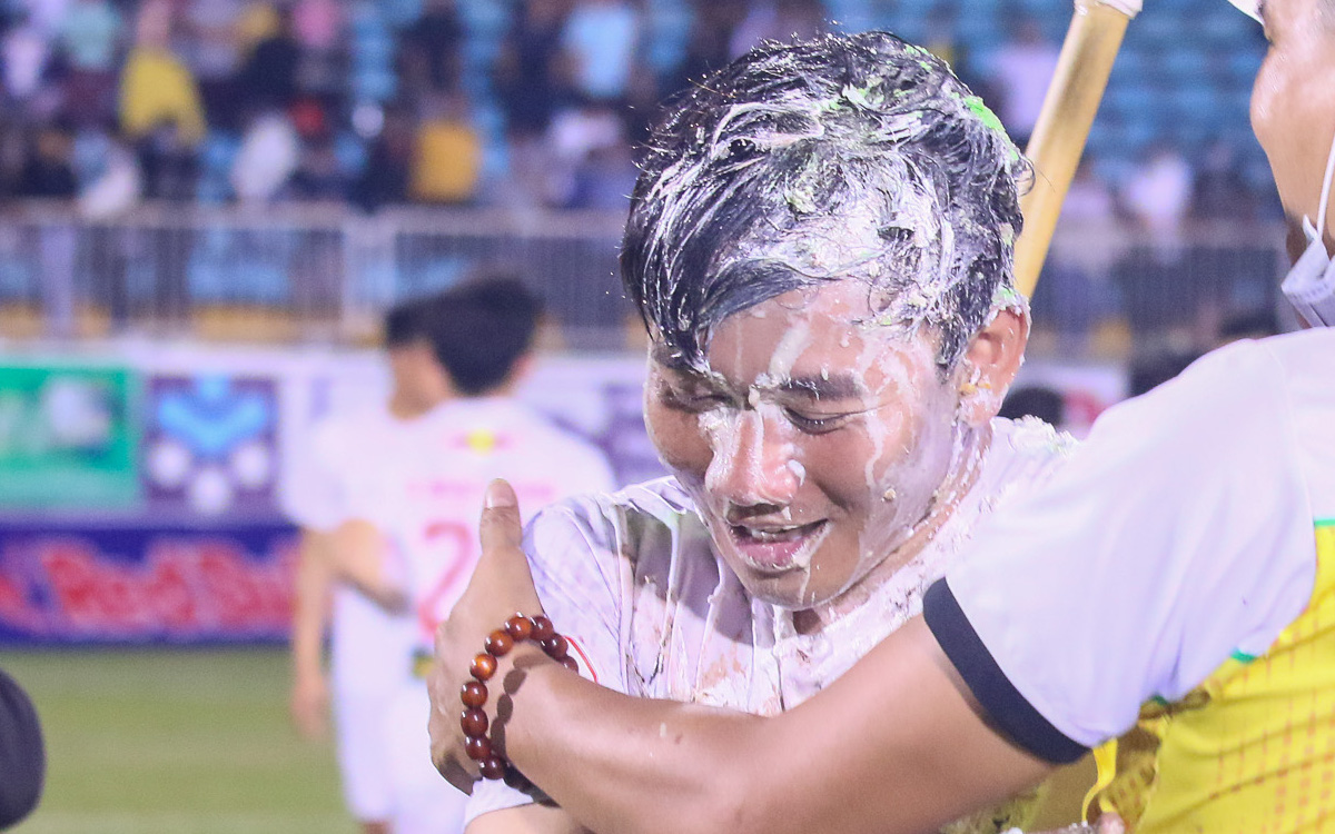 Minh Vương biến thành "chú bé lọ lem" trong ngày sinh nhật