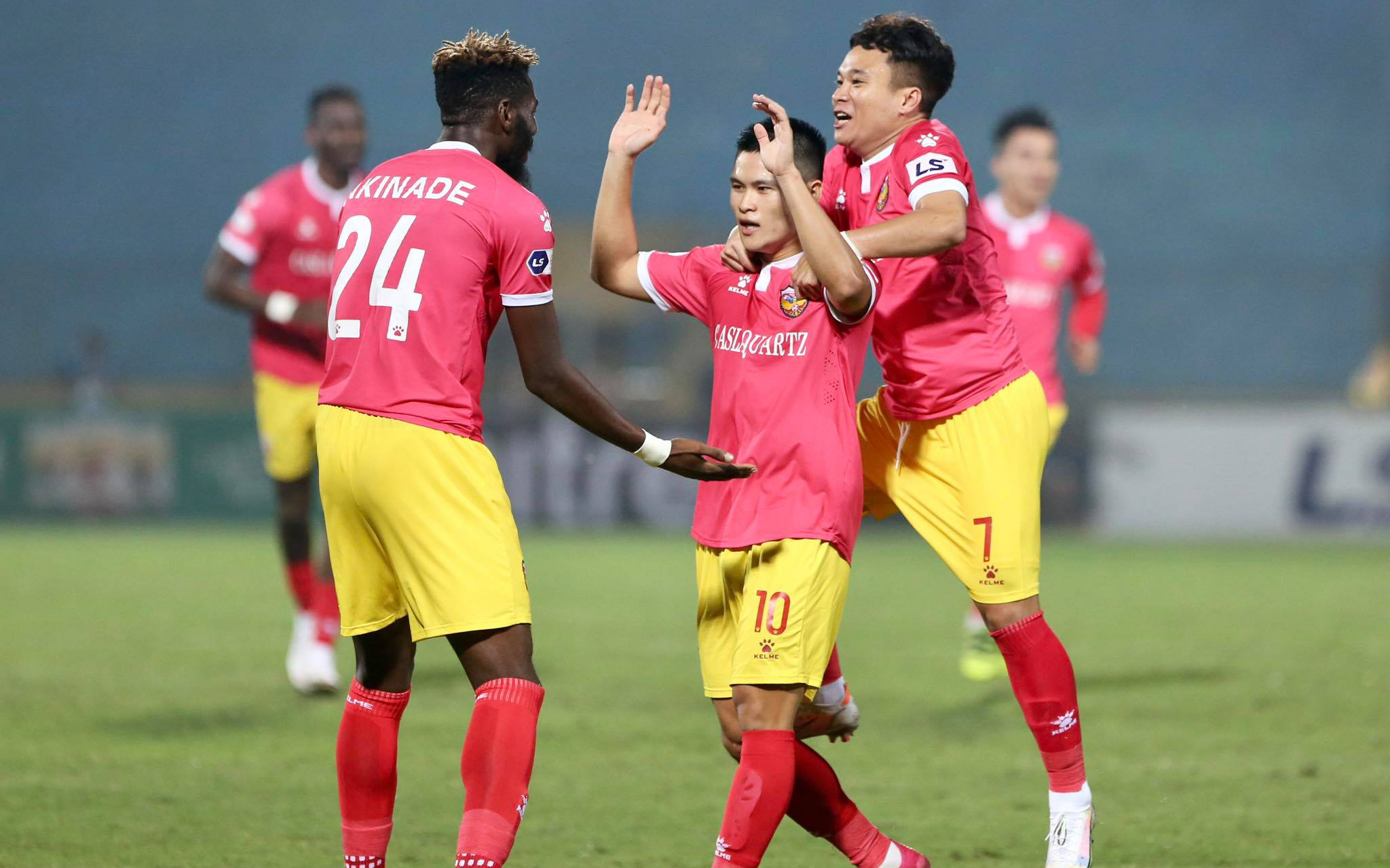 Hà Nội FC thoát thua trước CLB Hà Tĩnh nhờ bàn thắng ở phút cuối