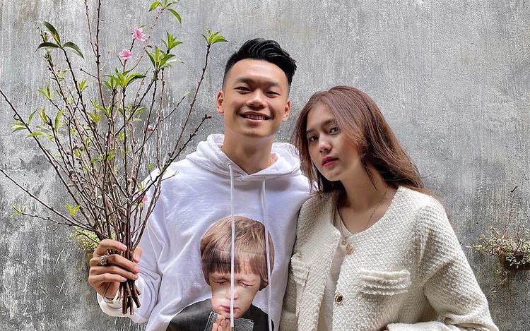 Hãy yêu một người như bạn gái Thành Chung: Nấu nướng từ A-Z lại còn lái ô tô chở "gấu" đi chơi