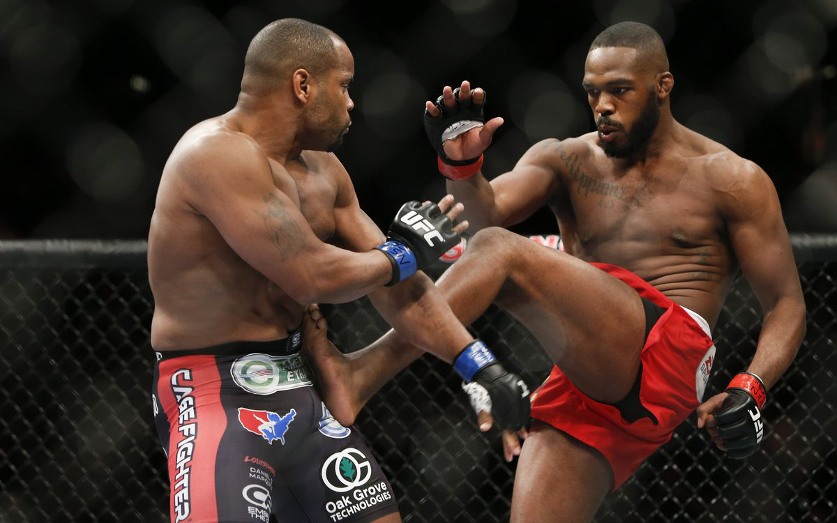 Daniel Cormier bất ngờ lên tiếng bảo vệ Jon Jones: Cậu ta không hề sợ Francis Ngannou