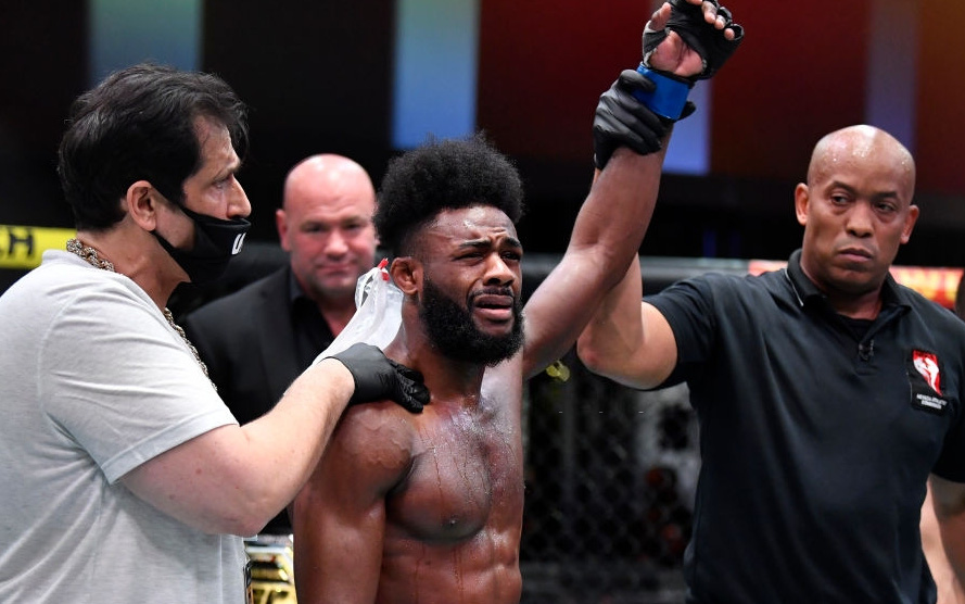 Aljamain Sterling vứt đai UFC xuống sàn, bật khóc sau khi trở thành nhà vô địch theo kịch bản không ngờ